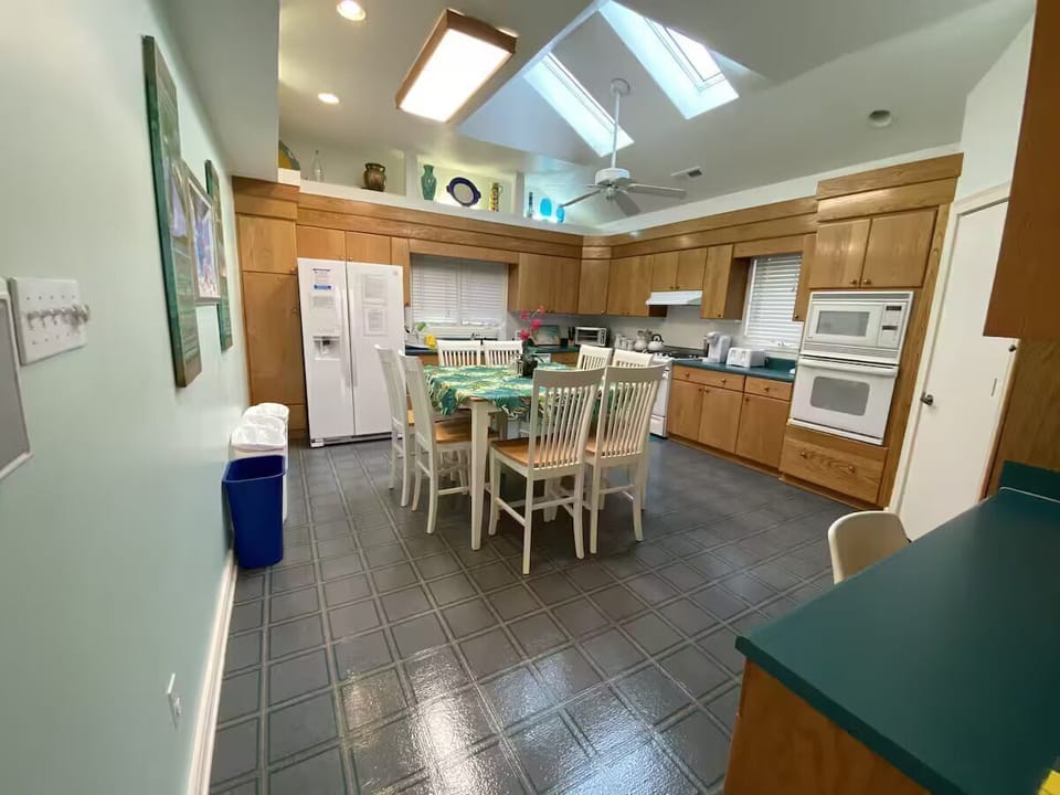 3rd floor Kitchen w/gas stove/oven and electric oven/microwave