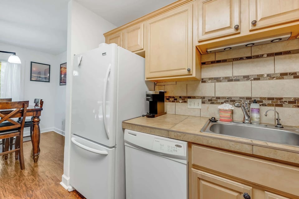 Fully Stocked Kitchen for Easy Dining 🍽️
