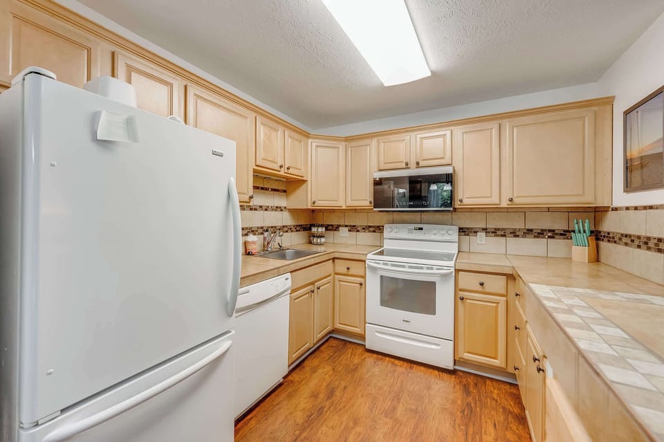 Fully Stocked Kitchen for Easy Dining 🍽️

