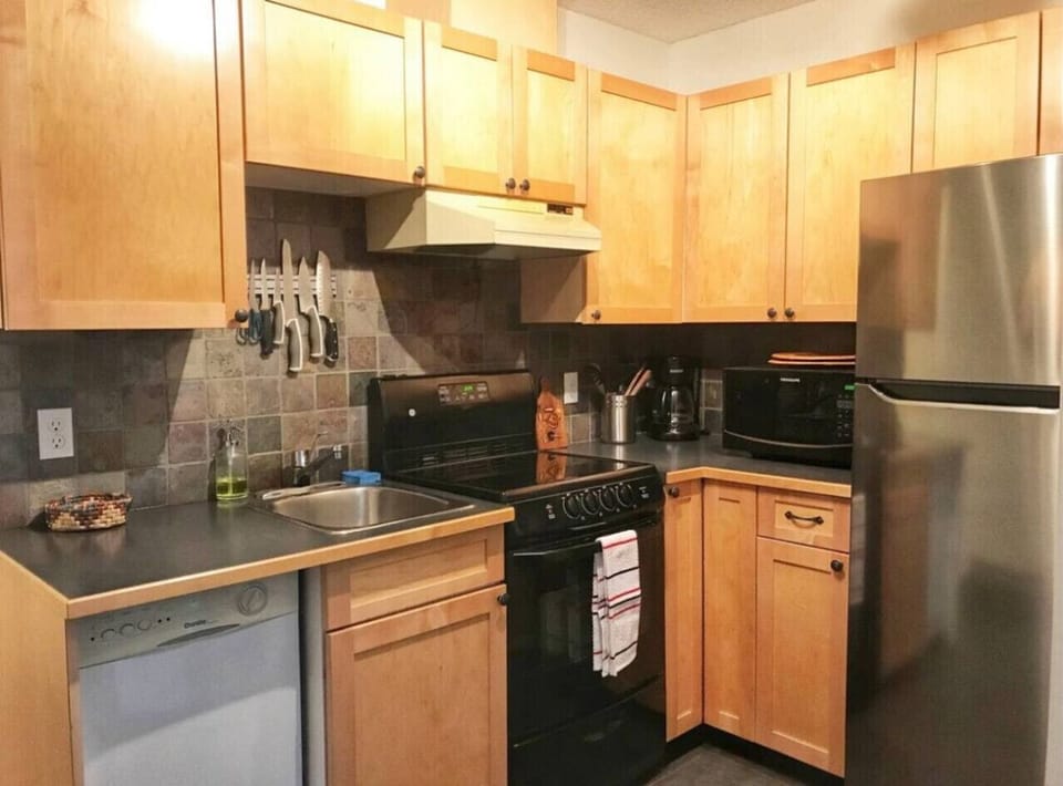 Full kitchen, cozy and complete.
