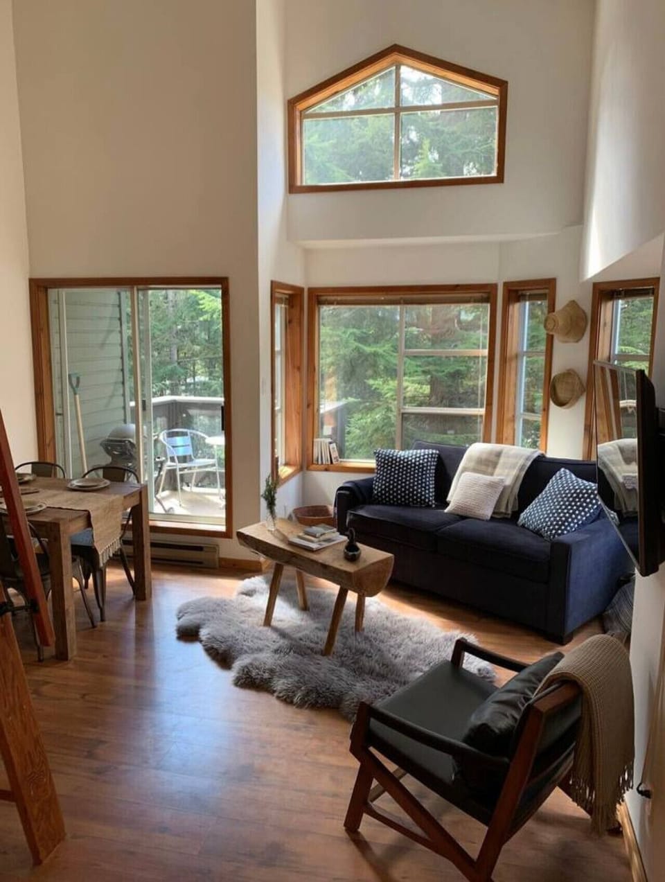 Living room with a nice forest view.