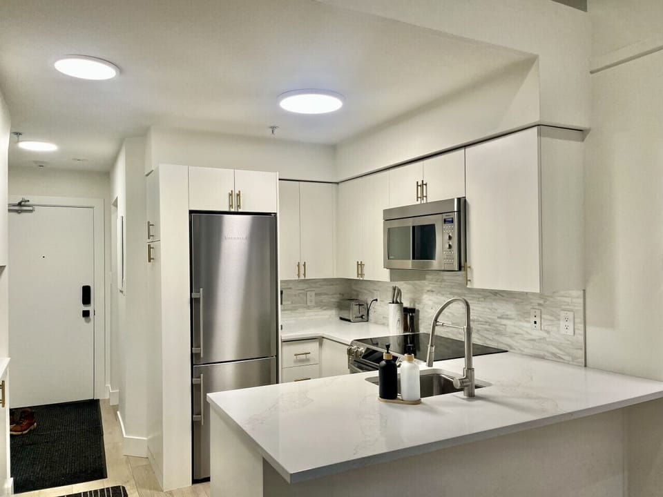 Full kitchen.