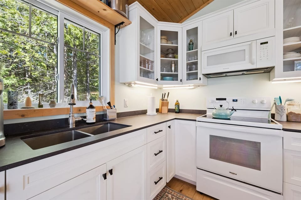 Bright, functional, and fully stocked, the kitchen makes it easy to prepare everything from quick breakfasts to family dinners.