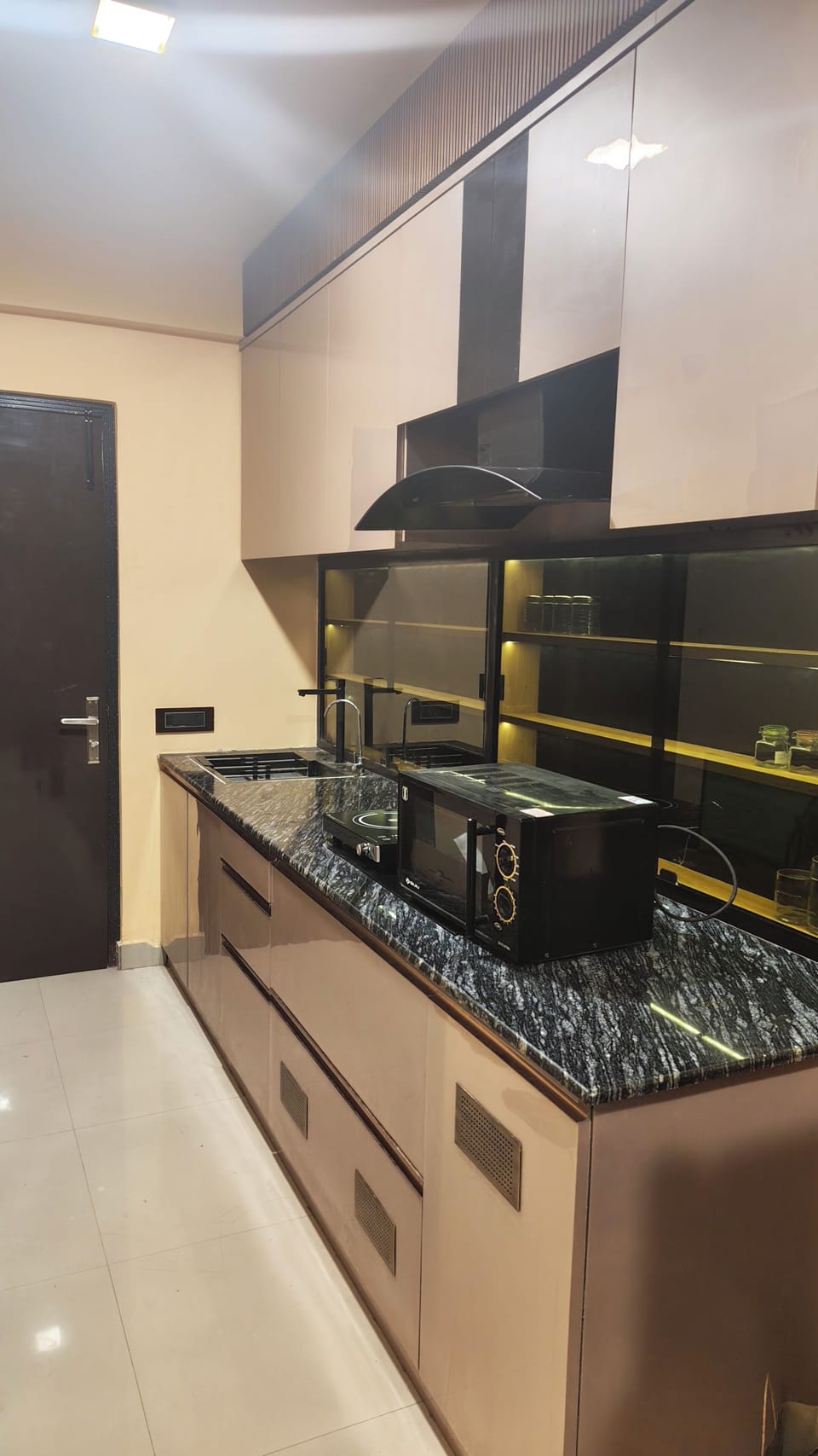 Fully equipped kitchen: basic cookware, microwave, & infrared induction cooktop.