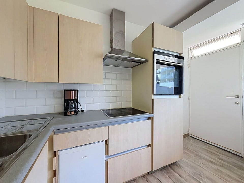 Kitchen, Kitchen Appliance, Countertop, Major Appliance, Cabinetry, Flooring, Interior Design, Wood, Floor, Furniture
