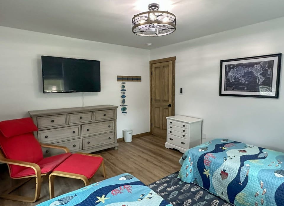 2 Twin Bedroom (alternate view)