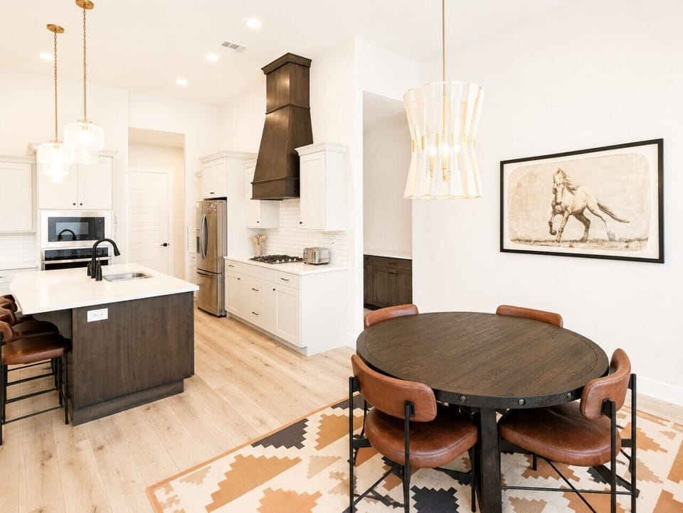 Fully Stocked Kitchen - Stainless Steel Appliances & Additional Seating