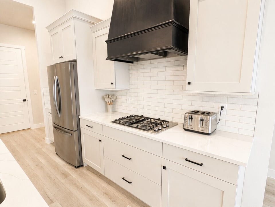 Fully Stocked Kitchen - Stainless Steel Appliances & Additional Seating