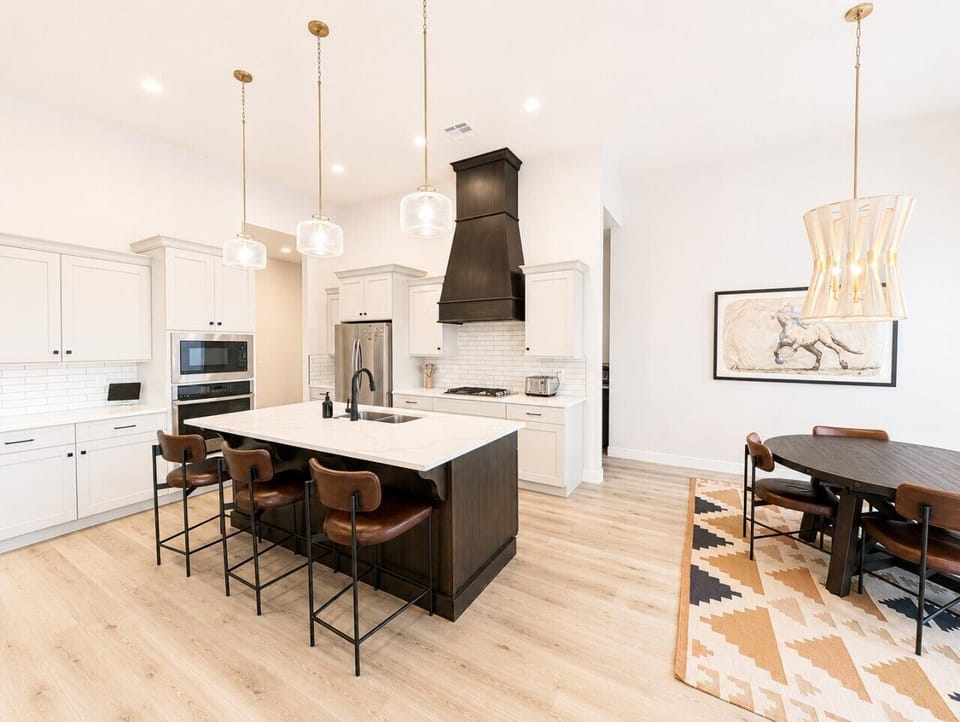 Fully Stocked Kitchen - Stainless Steel Appliances & Additional Seating