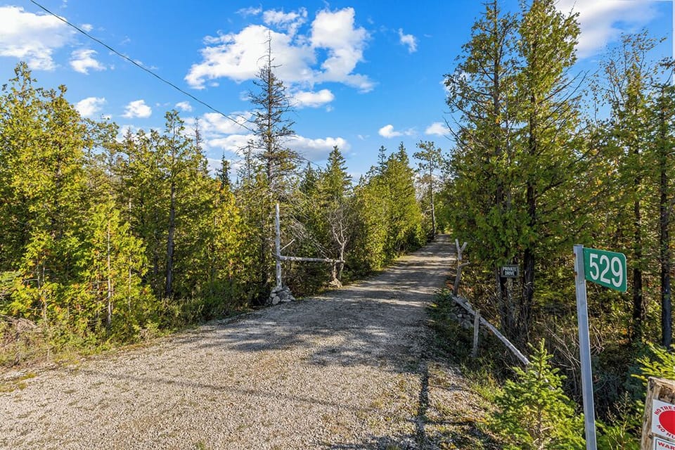 The private driveway leads you into a quiet woodland retreat, offering privacy from the moment you arrive.
