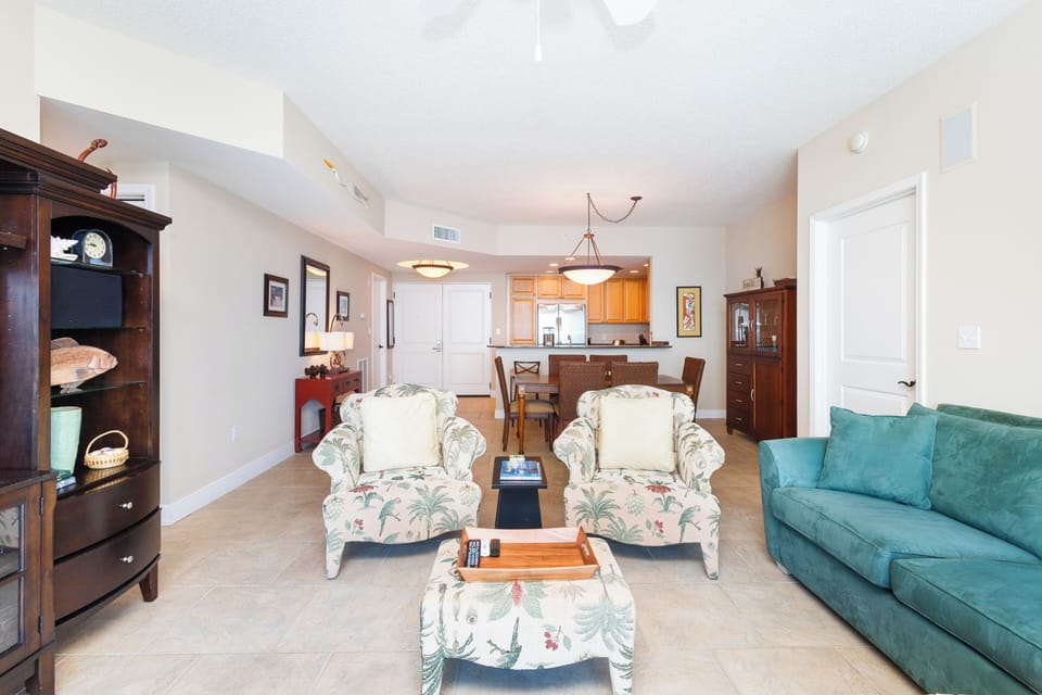 Settle into your airy living space with classic furnishings and an open flow into the dining and kitchen area—perfect for spreading out and making yourself at home.
