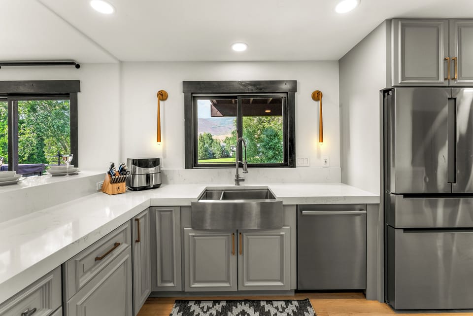 Kitchen 1: Bosch appliances, Keurig, air fryer, Crockpot, blender, tableware, main floor
