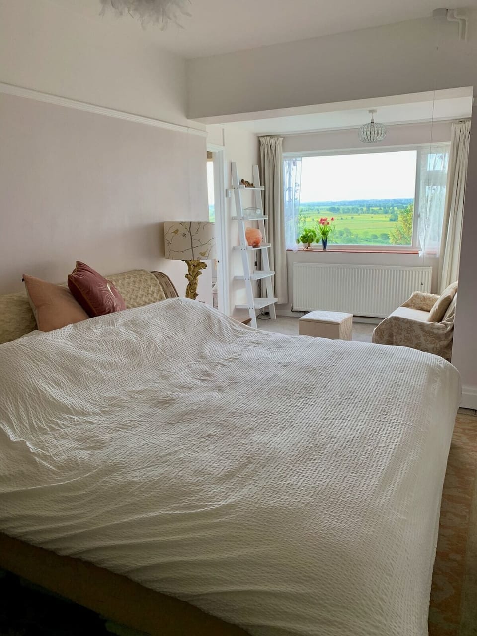 Californian king size bed in the en suite bedroom