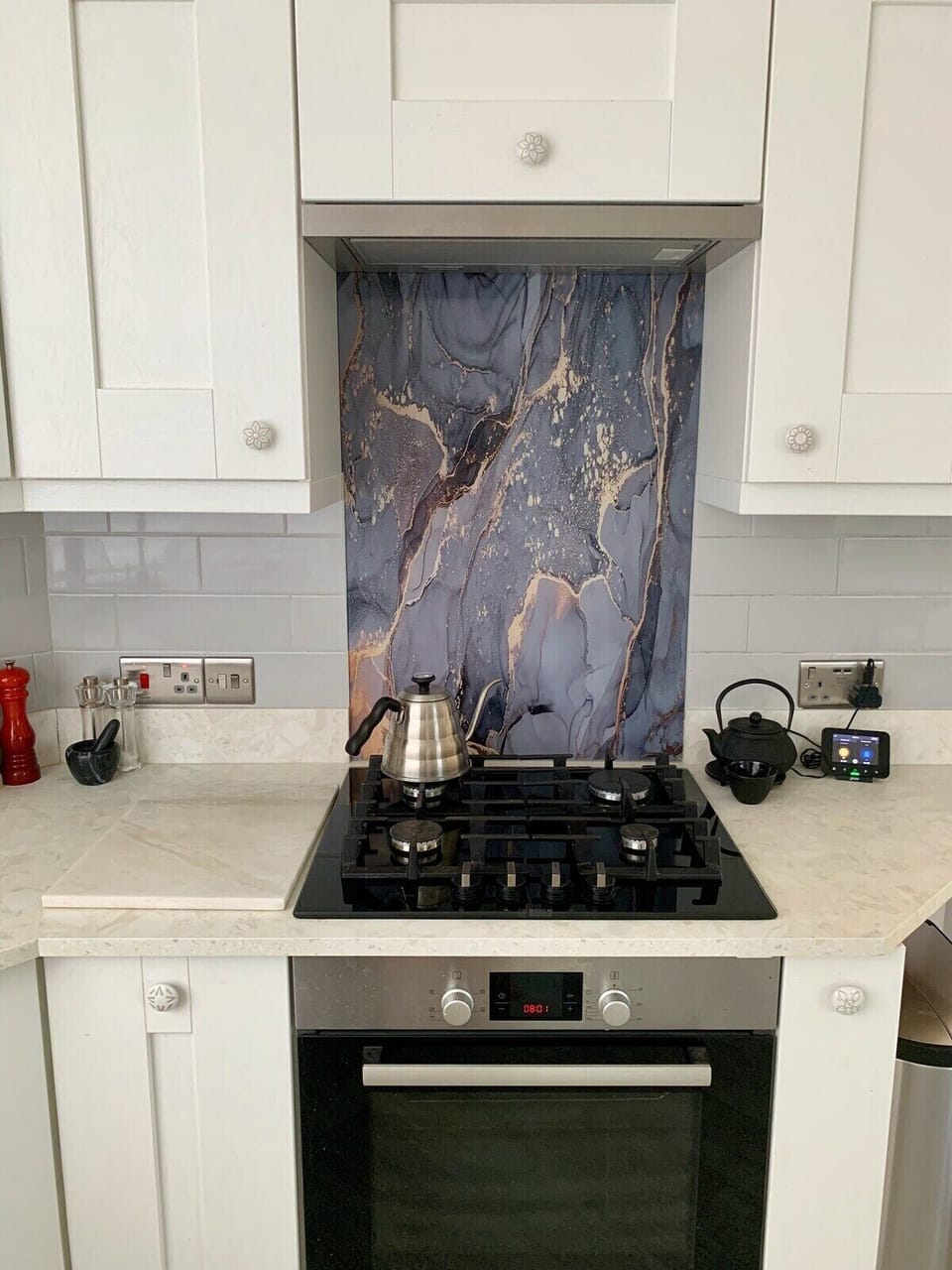 The gas hob and electric oven in the kitchen 