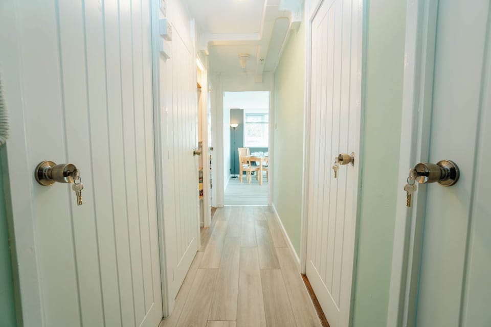 A private entrance and a lift in the building. No stairs with suitcases, a buggy, or a grandparent who would rather not climb. First floor, through the blue door.