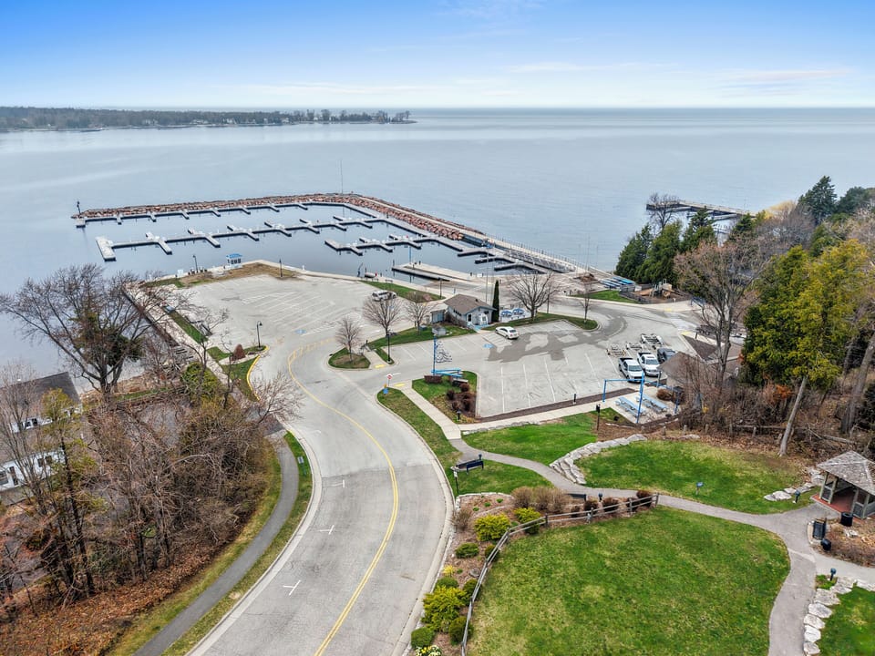Walking distance to the Egg Harbor Marina, Shipwrecked restaurant, and beaches!