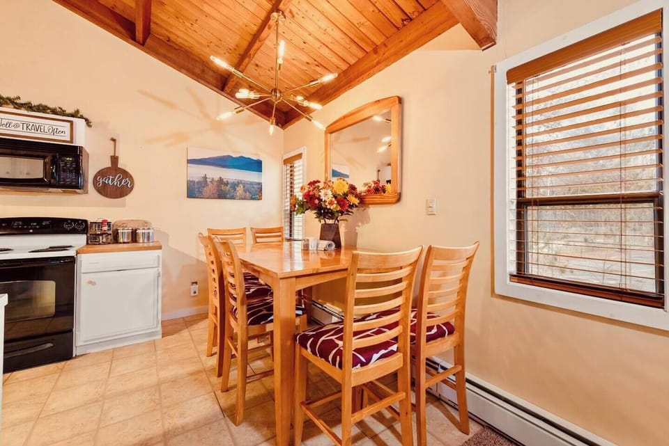 dining table w/seating for 6 (booster chair available)