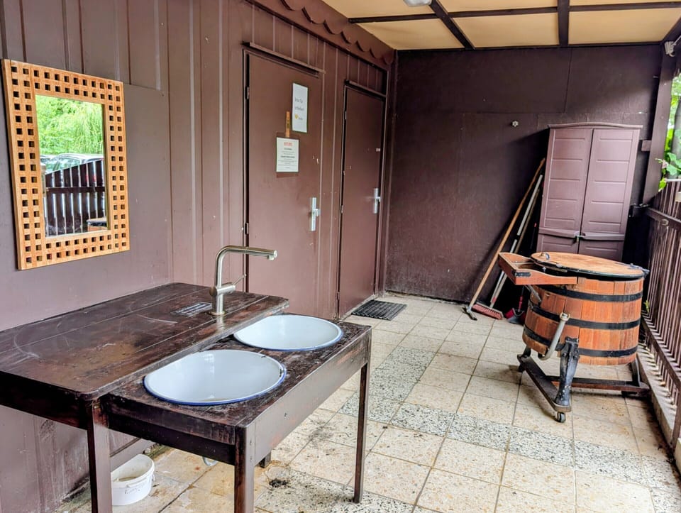 Zugang zu Toilette und Dusche im Waschhaus
