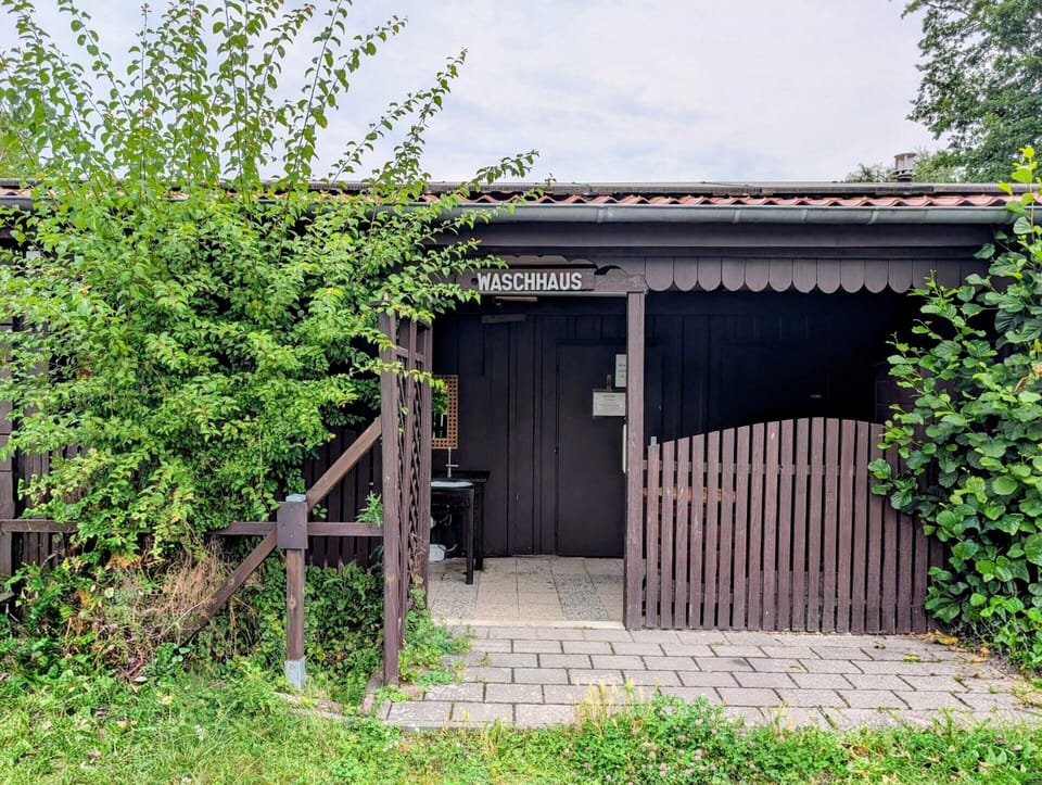 Zugang zu Toilette und Dusche im Waschhaus