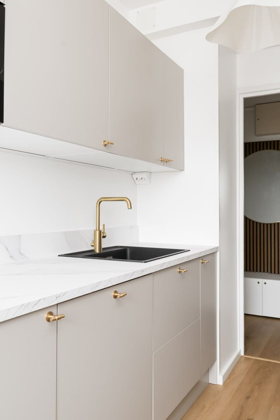 Kitchen sink corner with brass fittings - Sammonkatu 5 B 22