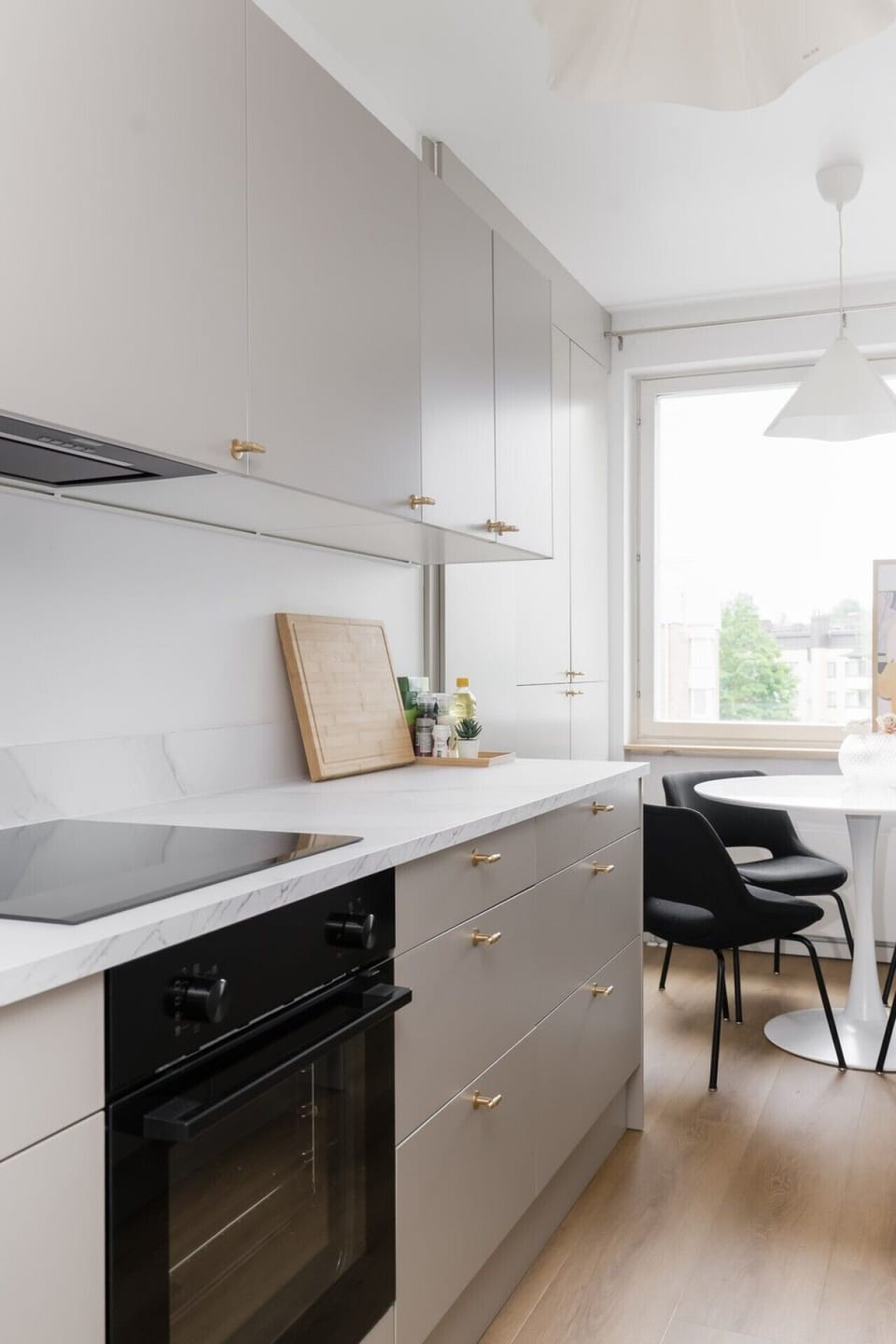 Full kitchen length with cabinetry and dining area - Sammonkatu 5 B 22