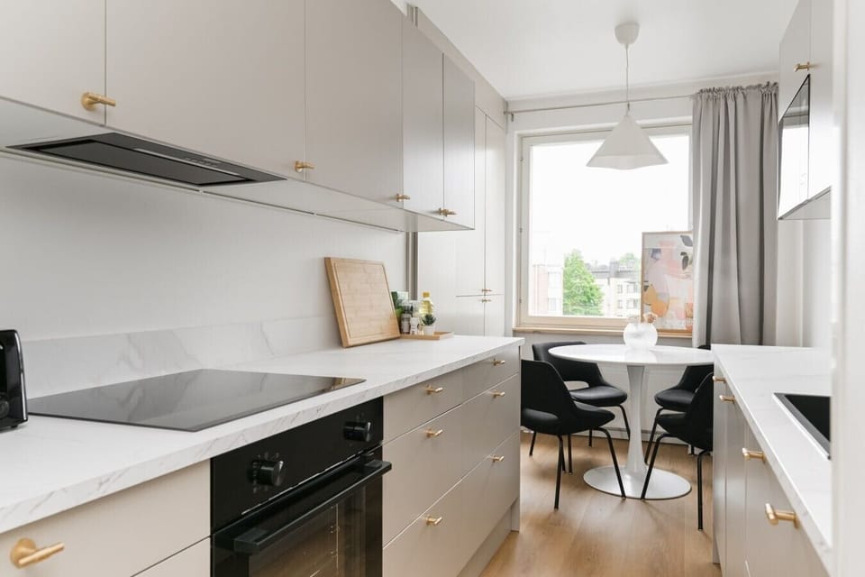 Kitchen from the hob side with dining table beyond - Sammonkatu 5 B 22