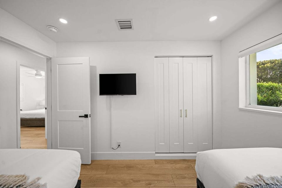 Bedroom 3
Two twin beds