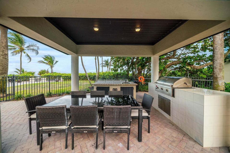 Outdoor kitchen (shared among all units in the complex)