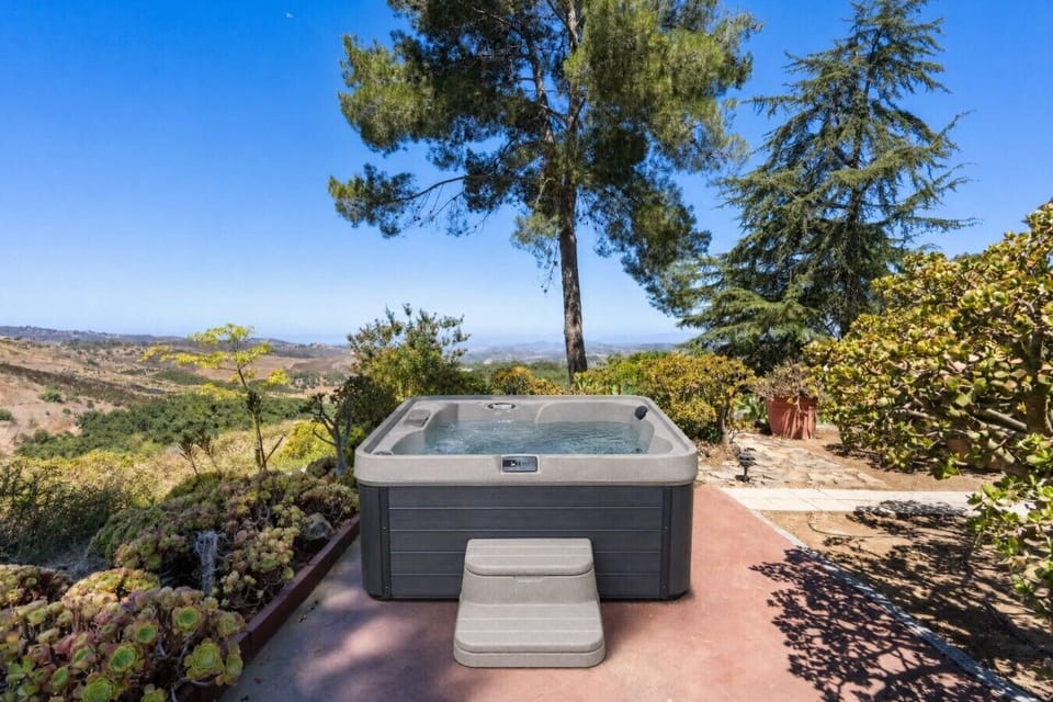 Hot Tub with Views!