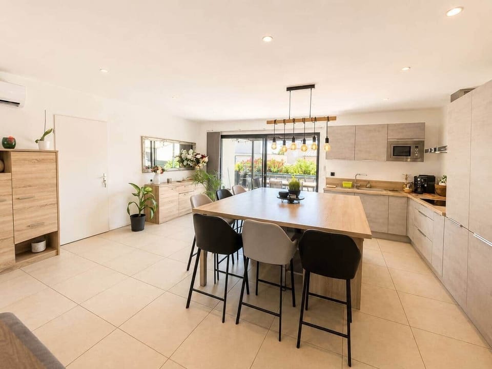 Kitchen, dining table