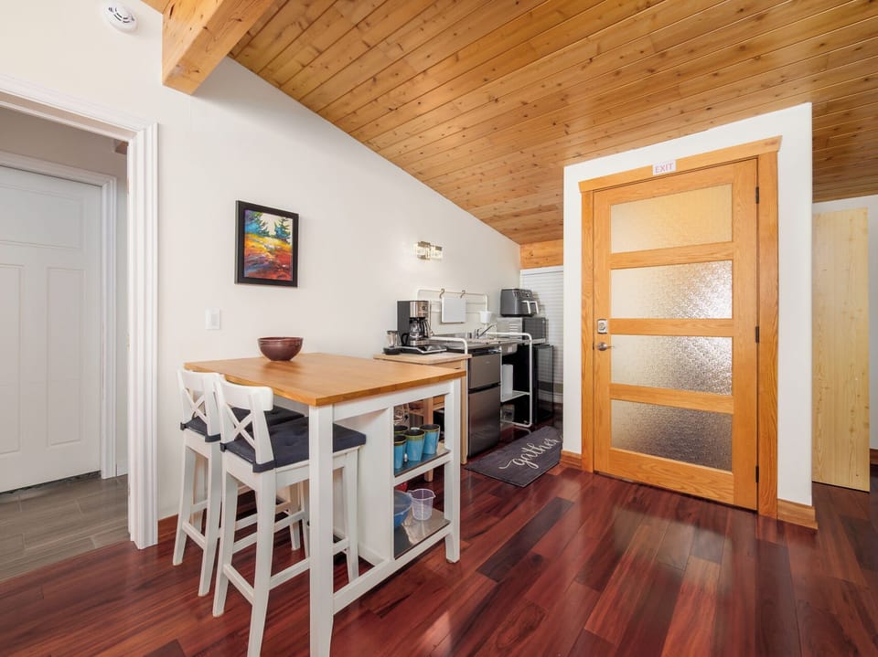 Enjoy your morning coffee at the breakfast bar or prepare meals in the fully equipped kitchen.