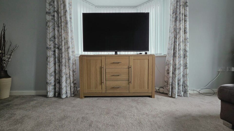 Movie nights just got better! With a 55" Smart TV and plenty of seating for all, everyone has their spot.