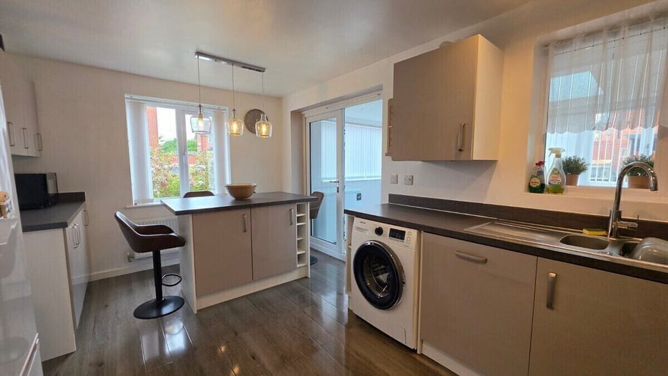 Cook together, eat together, relax together. The island is the centrepiece of this family kitchen