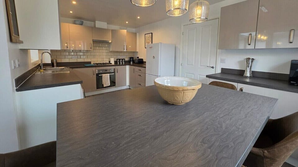 Everything you need to feel settled, from a morning brew to a home-cooked dinner. Welcome to your temporary home.