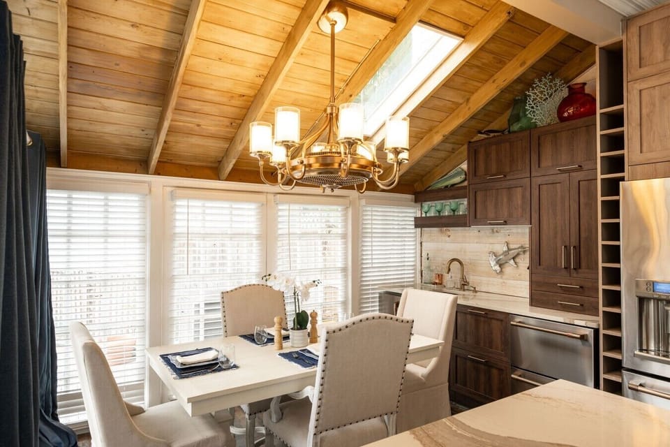 Dining Area and Bar