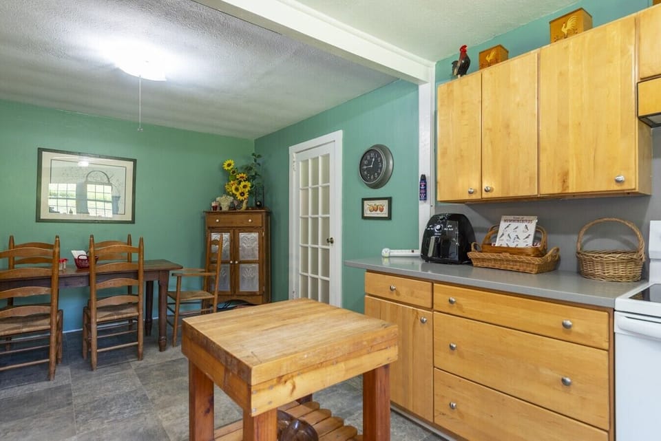 Kitchen | Air Fryer | Dining Area Adjacent