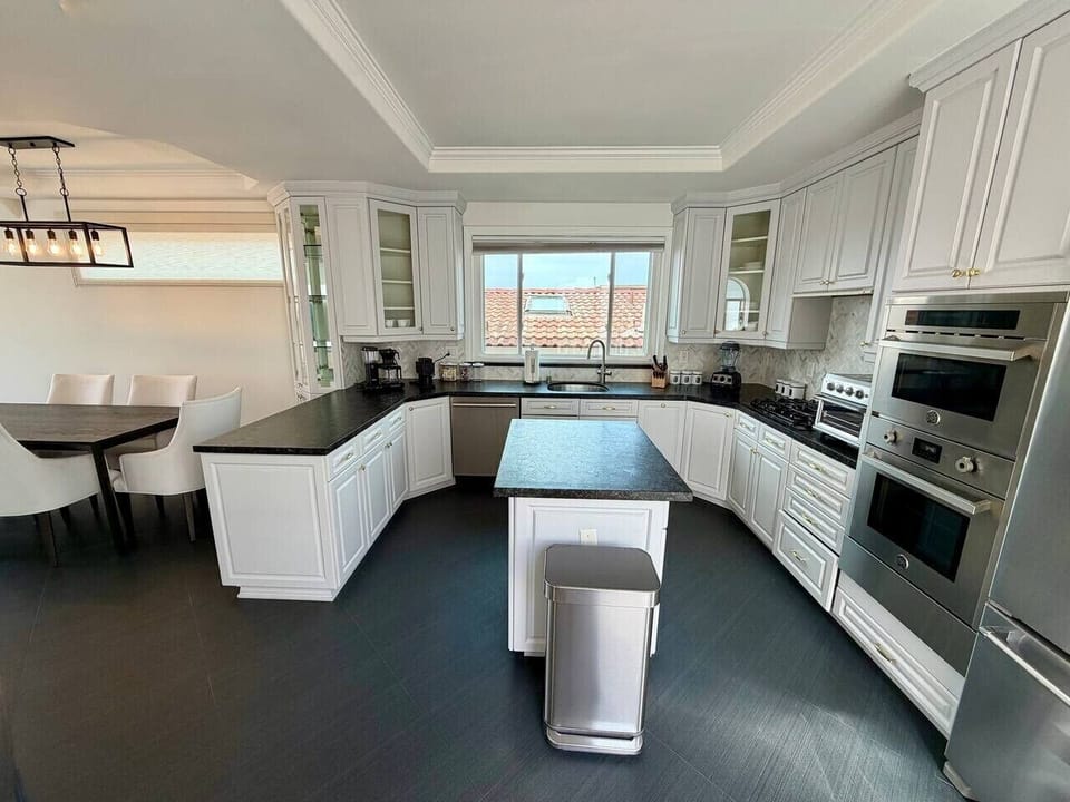 Spacious kitchen and dining setup, perfect for group meals and everyday ease.