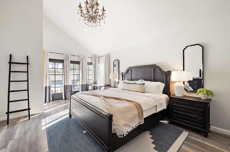 Primary bedroom 1 - King with TV, Desk & private bathroom