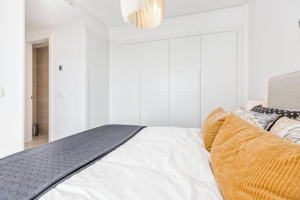 1st bedroom 160x200, with built in wardrobes and ensuite bathroom. 