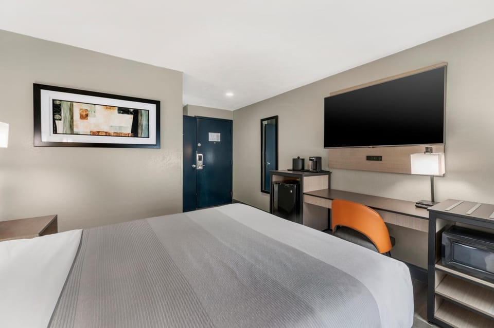 Bedroom. Interior and views may vary based on location and availability.