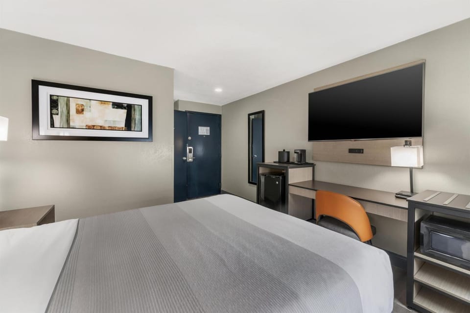 Bedroom. Interior and views may vary based on location and availability.