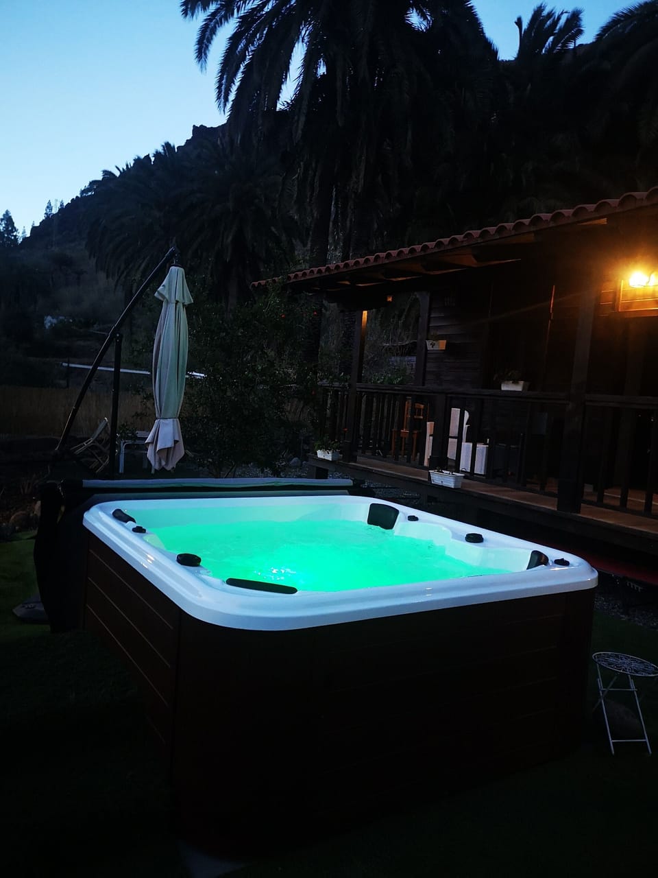 Outdoor spa tub