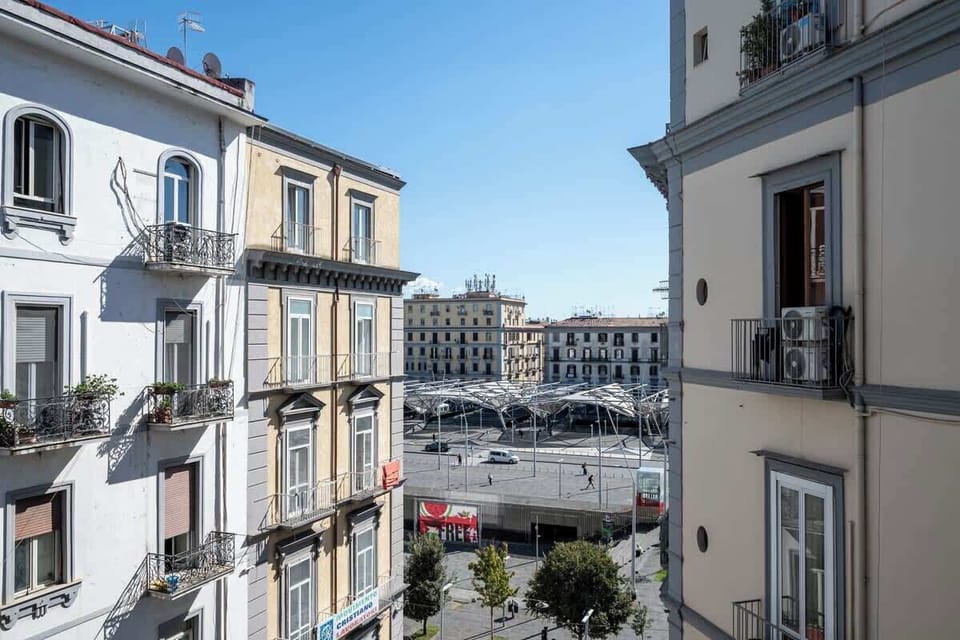 Dal balcone: Piazza Garibaldi e la tettoia della stazione