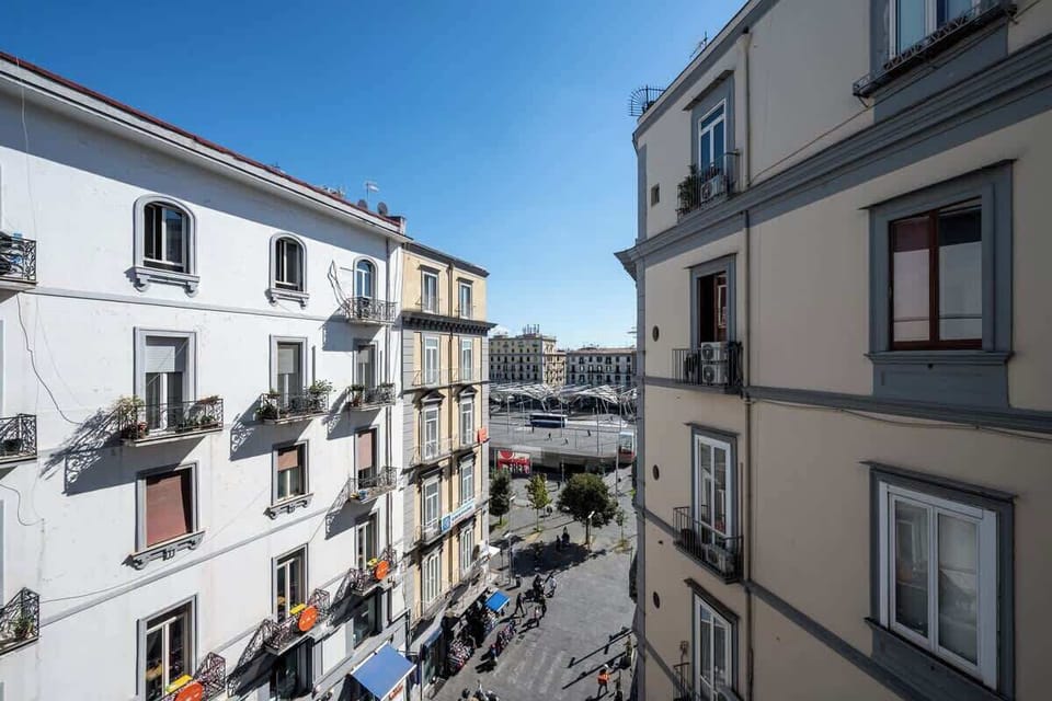 Via Milano dal balcone, con la piazza in fondo