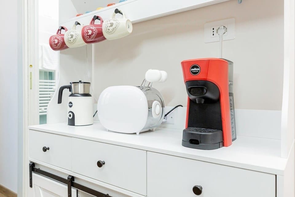 Angolo colazione: macchina Lavazza A Modo Mio, tostapane e bollitore