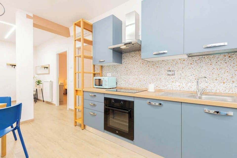 Cucina completa: forno, piano cottura, microonde e cappa