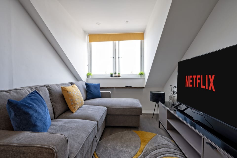Livingroom with shelves 