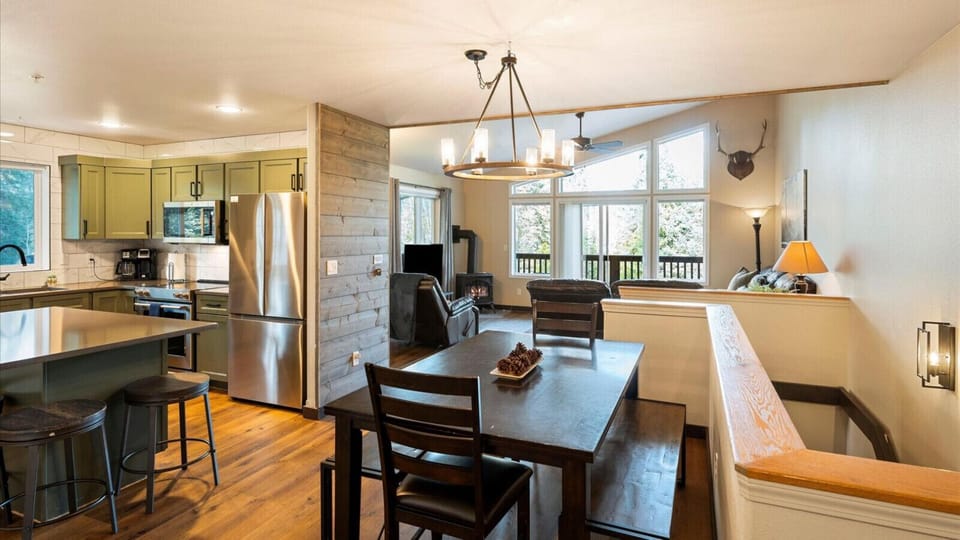 Open concept fully stocked kitchen, dining area, and work space.
