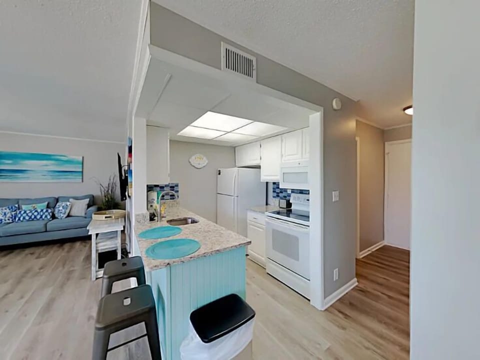 Full Kitchen with Breakfast Bar