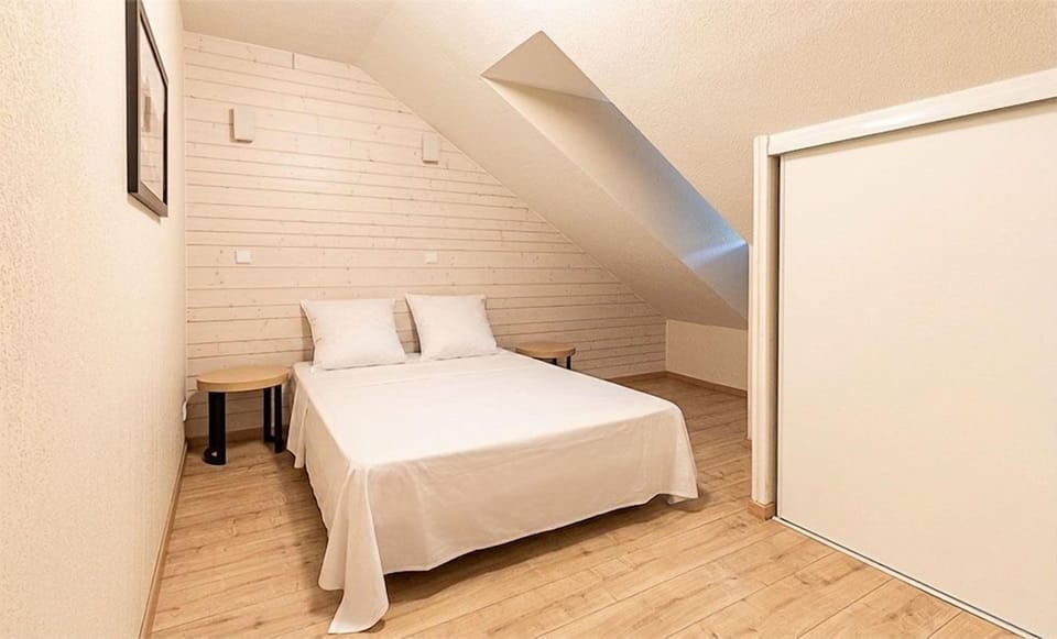 One bedroom sits under the roofline, a quiet spot after a day on the mountain.